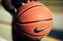 辽宁男篮次回合险胜北京首钢，胡金秋砍下6记关键球，全场沸腾(辽宁男篮最新消息)